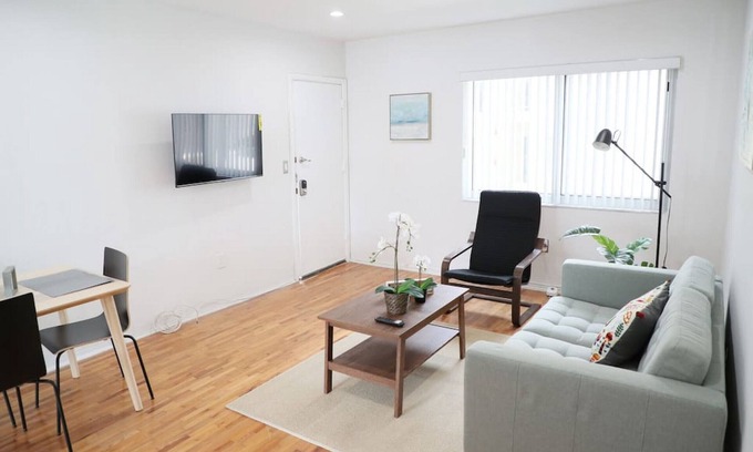 Ludlam Apartamento | Beautiful Renovated Coral Gabels Apart w/ Parking