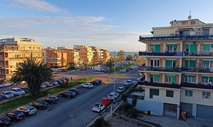 Quartiere XXXIII Lido di Ostia Ponente Apartamento | Precioso apartamento con vistas al mar a 100 metros. por Juan Pablo II!