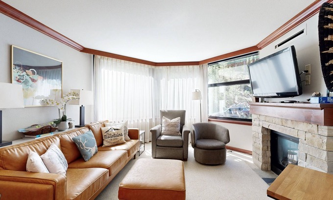 Olympic Valley Condominio | Beautiful resort condos with pool, hot-tub, ski-in/ski-out, WiFi