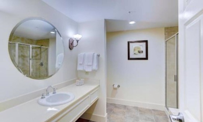 Northeast Virginia Beach Complejo | Beautiful Resort Suite with Free Parking, WiFi, Fireplace, Pools & Beach Access