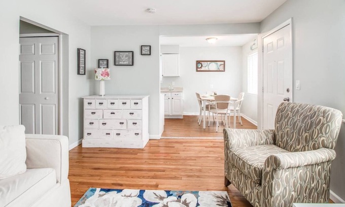 Pontiac Casa | The "Cozy Tennyson" Near Auburn Hills/Waterford