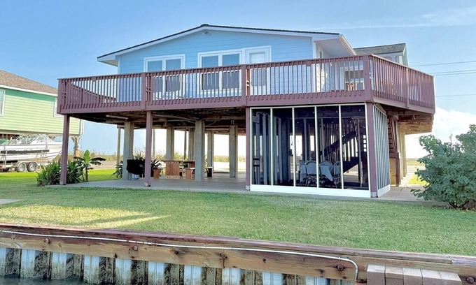 Matagorda Casa | Beautiful River House w/lighted fishing pier & great sunsets!