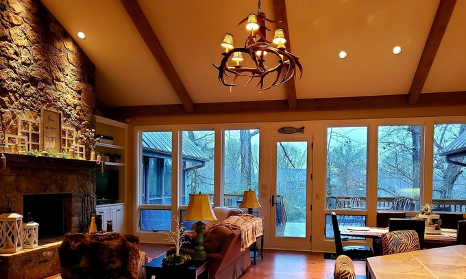 Pangburn Casa | Beautiful River House