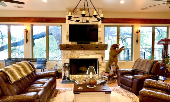 Pedernales Bend Casa | Beautiful River House-King Bed-Spacious Patio and Hot tub overlooking Lake