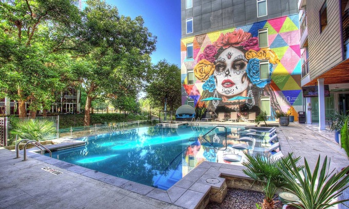 Downtown San Antonio Apartamento | Beautiful RiverWalk Apt with Full Amenities, King Bed, Pool, Gym, Free Parking