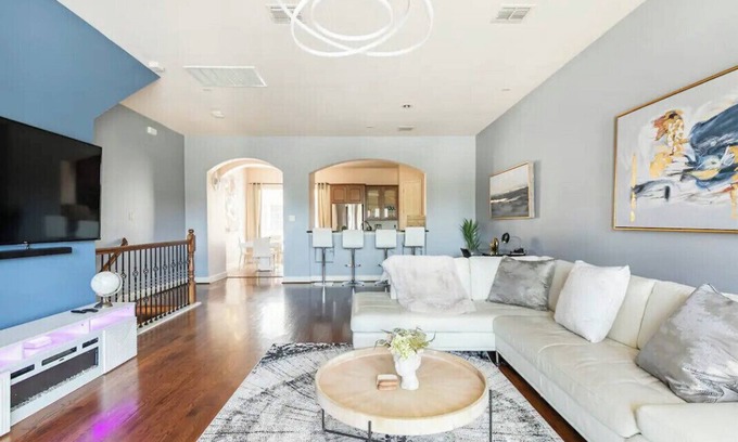 Downtown Dallas Casa | Beautiful Rooftop Townhouse in Downtown Dallas! Across from the Farmers Market!