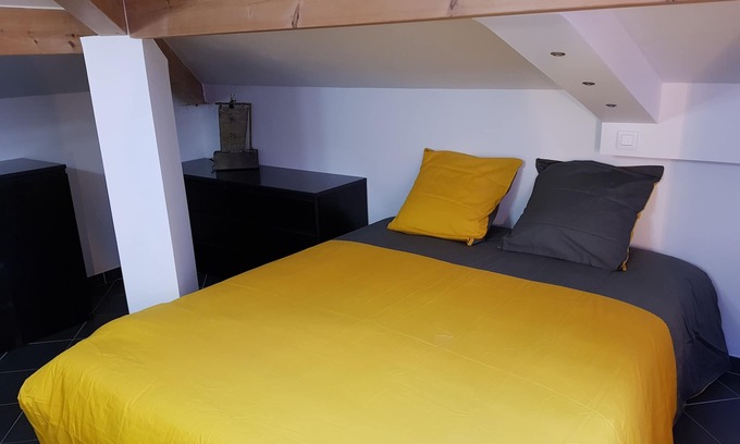 La Couronne Casa | Hermosa habitación con escritorio y baño privado.