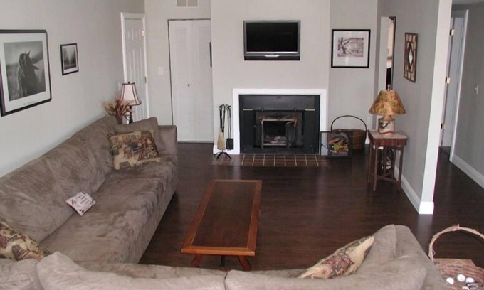 Bronston Condominio | Hermoso condominio rústico 3BR - Woodson Bend - Capacidad de hasta 14