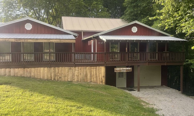 Baxter Cabina | Beautiful rustic cabin with loft! Huge Kitchen! On Center Hill Lake!
