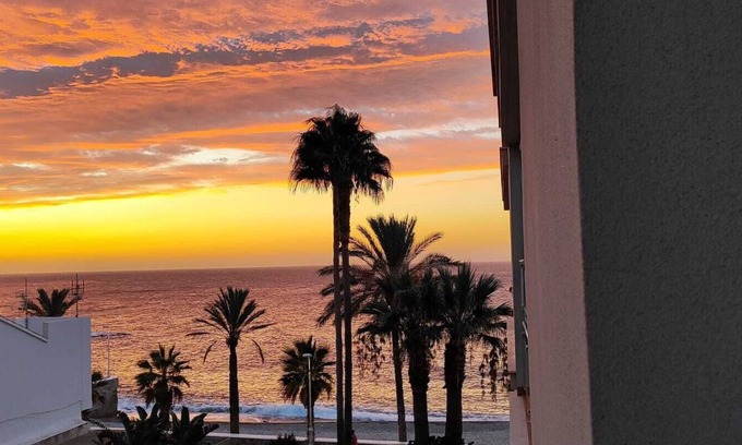 Castell de Ferro Apartamento | Beautiful sea views on the beachfront - private parking