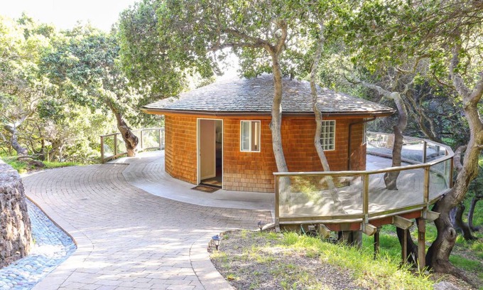 Bayside Acres Cabaña | Hermosa y apartada cabaña con vista a la bahía en los árboles