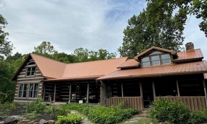 Bladensburg Cabina | Beautiful, Secluded Luxury Cabin with relaxing hot tub.