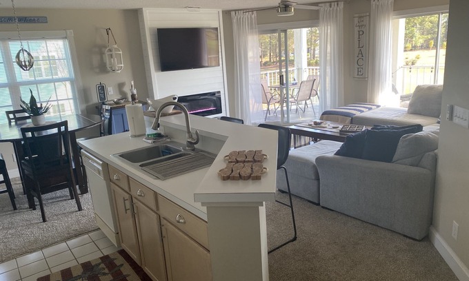 Calabash Condominio | Beautiful Second Floor 2-Bedroom Two-Bath Condo With Water and Golf Views
