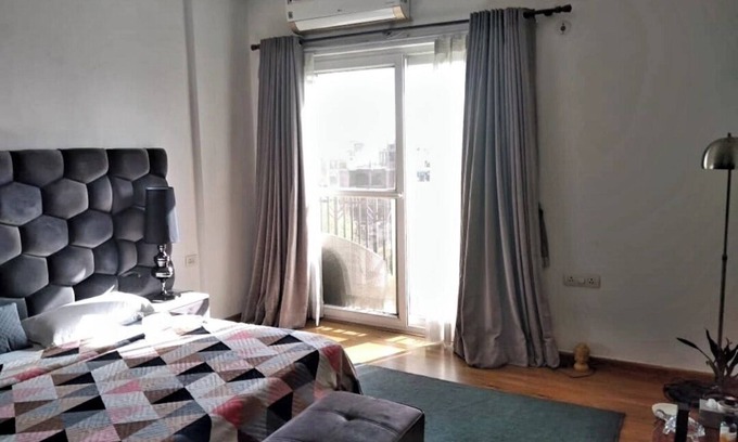 Noida Apartamento | Beautiful Serviced apartment with garden and pool view