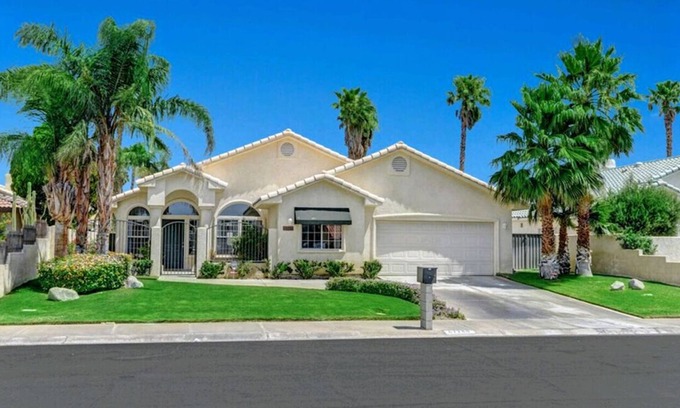Palm Springs Casa | Hermosa casa unifamiliar - 3HAB / 2BA con piscina y spa y admite mascotas