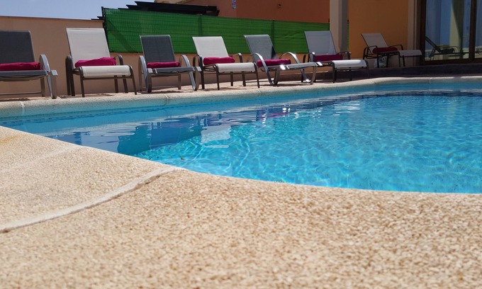 Caleta de Fuste Villa | Hermosa y espaciosa villa, piscina climatizada, capacidad para ocho personas.