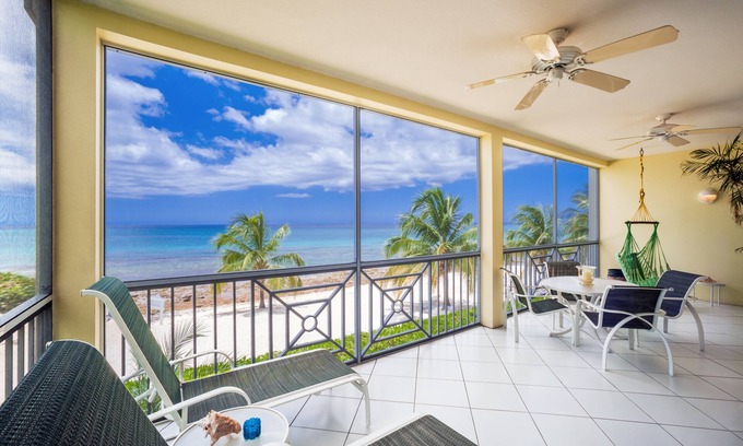 Seven Mile Beach Condominio | Precioso, amplio condominio frente al mar, de lujo por dentro y por fuera!