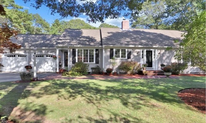 Cotuit Casa | Beautiful spacious Cape Cod house with a large and private yard near beaches