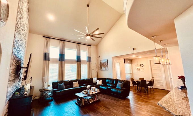 Sugar Land Casa | Beautiful Spacious Modern Home in Sugar Land