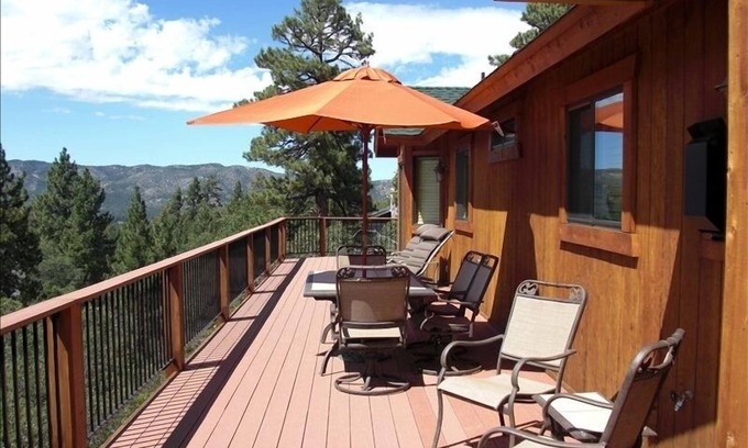 Upper Moonridge Cabina | Hermosa / de fondo Log Cabin w / jacuzzi, mesa de billar, bar y mucho más