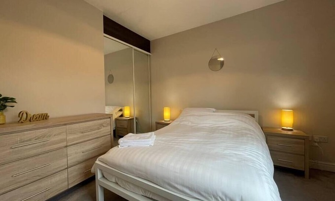 St. Mary's Park Apartamento | Beautiful Split Level One Bedroom Apartment on