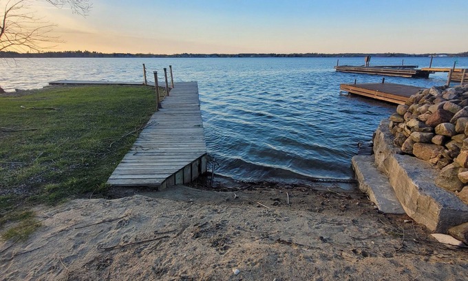 Howe Island Cabaña | Beautiful St Lawrence waterfront cottage
