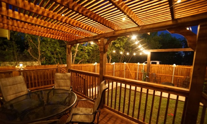 Sanger Casa | Hermosa Storybook Cottage Estilo Rústico Inicio lado de la I-35 de fácil acceso!