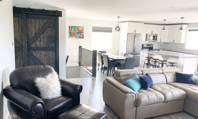 Okanagan-Similkameen Casa | Beautiful suite in great neighbourhood, modern finishes and steps to KVR trail.