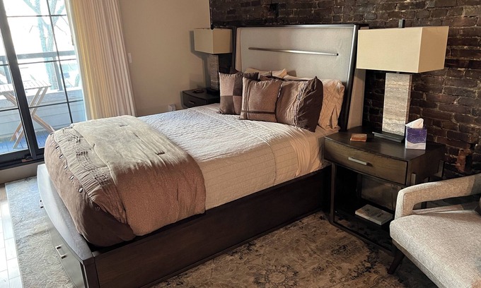 Downtown Syracuse Apartamento | Beautiful Suite with Balcony overlooking Warren St in Syracuse