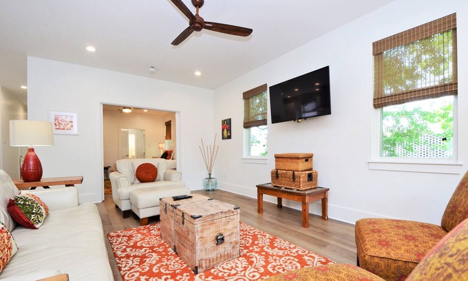 West Riverside Casa | Impecable de la parte alta Classic Home Town Gem.