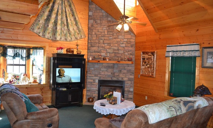 Sevierville Cabina | Hermosa tres habitaciones y dos baños cerca de Pigeon Forge, Gatlinburg