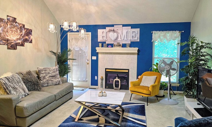 Gladstone Casa | Beautiful Townhome 11 minutes to Downtown, Kansas City, 15 mins to MCI Airport .
