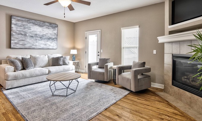 Waldron Casa | Beautiful Townhome Near Shopping and Restaurants in Northland