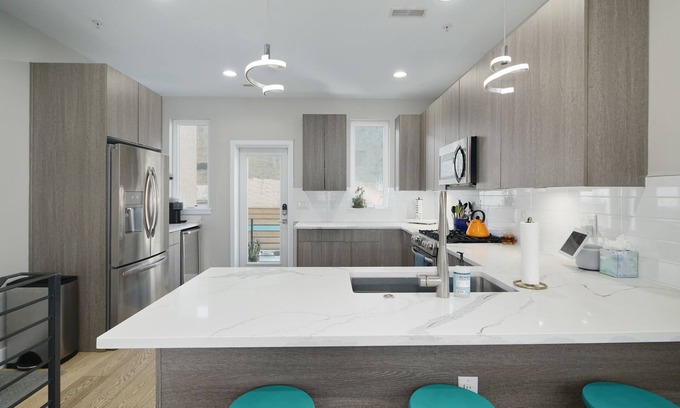 South Philadelphia Casa | Beautiful Townhome - fully furnished with home gym and hot tub!