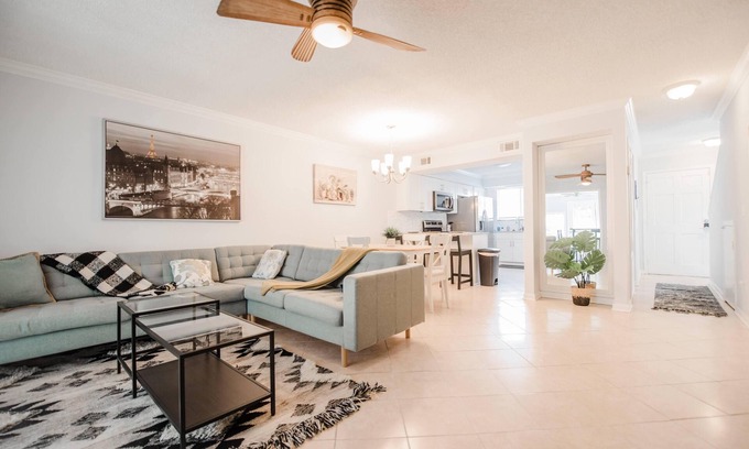 Arlington Casa | Beautiful townhouse right next to Ed Austin State Park.