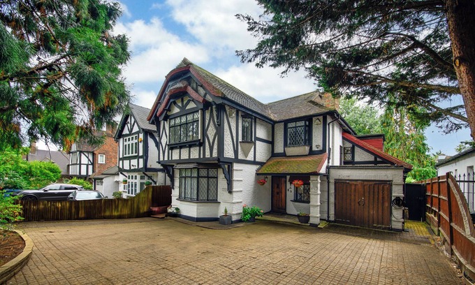 Canons Casa | Beautiful Tudor House - 15 mins to Wembley Stadium