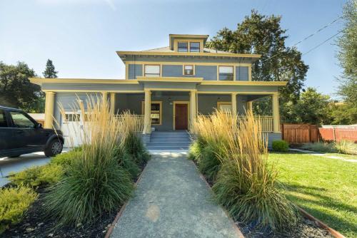Martinez Casa | Beautiful Turn of the Century Home with Pet Friendly Yard