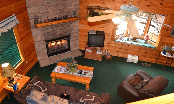 Sevierville Cabina | Hermosa dos habitaciones y dos baños cerca de Pigeon Forge