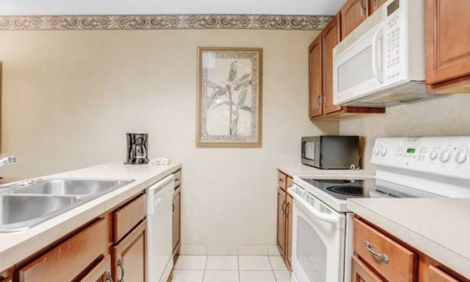 Lake Harmony Complejo | Beautiful two bedroom apartment with jacuzzi surrounded by Pocono Mountains