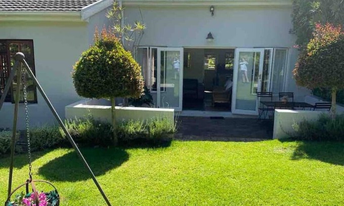 Constantia Cabaña | Beautiful Two Bedroomed Cottage en suite with Solar in heart of Constantia