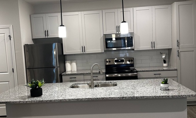 Charlotte Apartamento | Beautiful two bedroom/two bathroom apartment in a modern 2023 apartment building