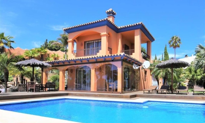 Estepona Villa | Hermosa villa de dos dormitorios y vistas, Con vistas a la ciudad de Estepona y al mar