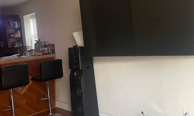 Belmont Apartamento | Beautiful University city apartment with hot tub.