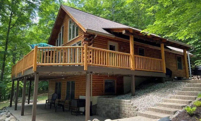 Mancelona Cabina | Beautiful up north cabin. Hot tub, close to skiing, lakes, and golf courses.