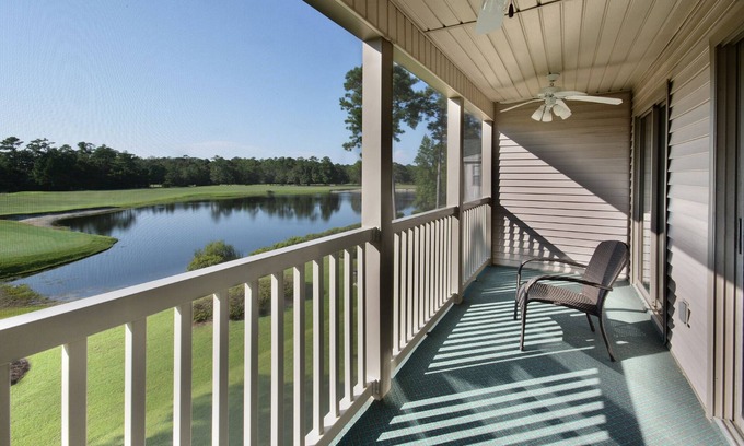 Pawleys Island Condominio | Condominio con vista al campo de golf, junto a la piscina, a minutos de la playa