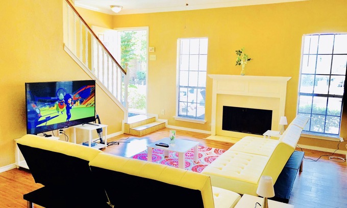 Far North Dallas Casa | HERMOSO ACTUALIZADO 2bd / 2. 5BA CASA DE PUEBLO CON PUERTA! + PISCINA Y VIVIENDA EN EL LAGO!