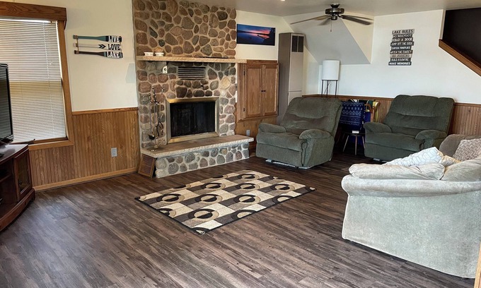 Suring Cabaña | Beautiful, updated 4-bedroom cottage on Anderson Lake, with zero depth entry