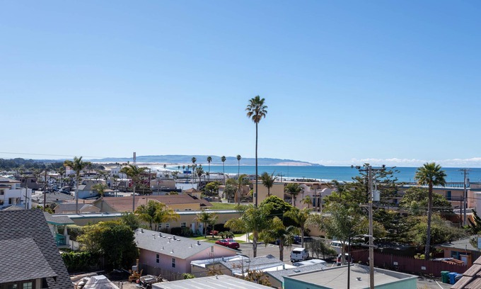 Downtown Casa | Hermosa casa actualizada con vista al mar en el centro de Pismo
