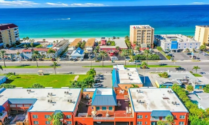 North Redington Beach Condominio | Beautiful Condo, with Gulf Beach access across the street.