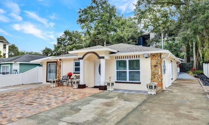 Temple Crest Casa | Beautiful Vacation Home w/patio area- 5 min from Busch Garden, Clearwater Beach.
